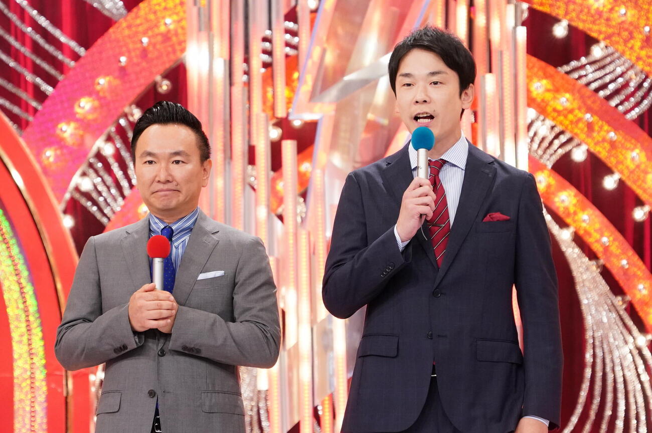 「アサヒビール　スマドリ　ダブルインパクト　2026　漫才＆コント二刀流No．1決定戦」MCのかまいたち山内健司（左）と濱家隆一