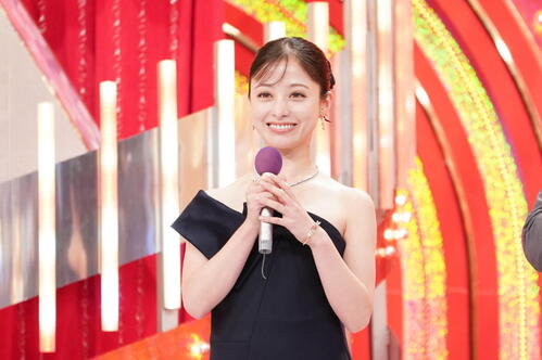 【ダブルインパクト】2年連続MC橋本環奈「パラレルワールド来たー！」肩出しドレスも反響