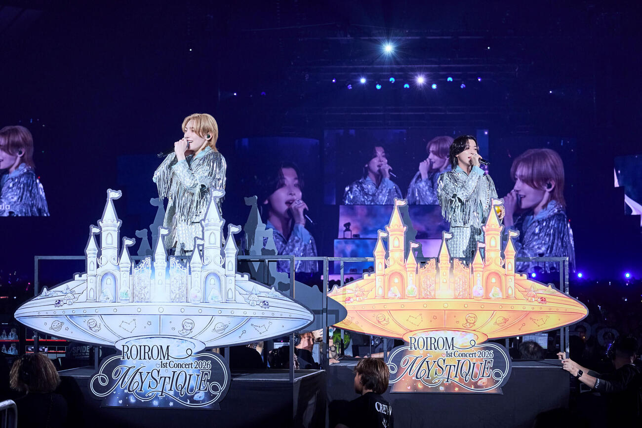 「ROIROM 1st Concert 2026“MYSTIQUE”」トロッコに乗るROIROMの浜川路己（左）と本多大夢