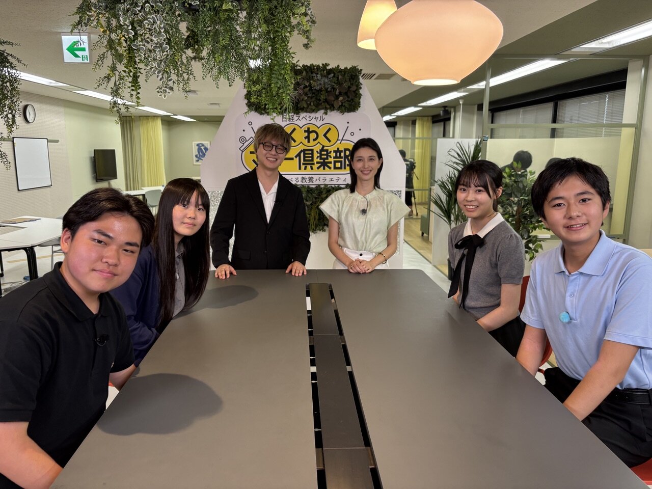 「日経スペシャル　わくわくマネー倶楽部　楽しく学べる教養バラエティ」に出演する石田健と橋本マナミ（C）BSテレ東