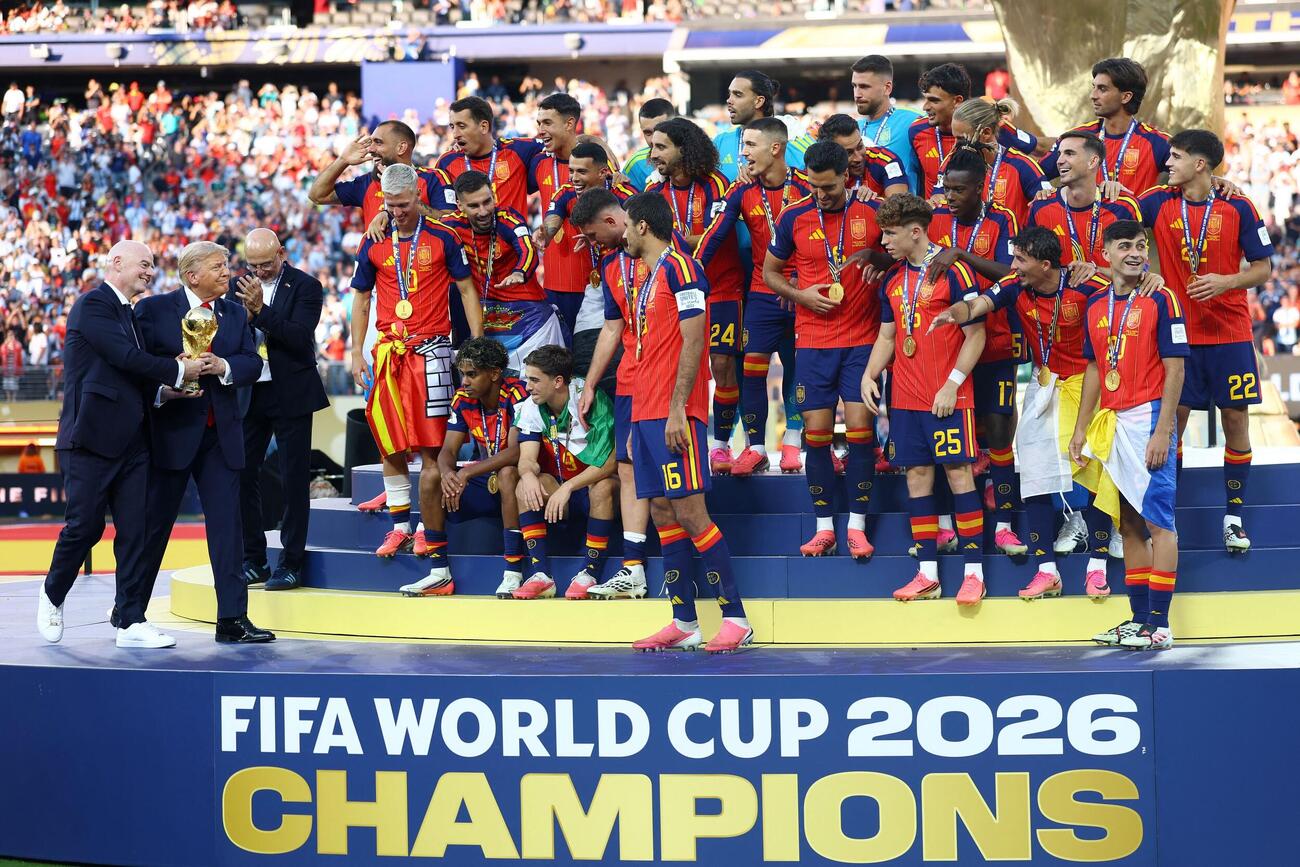 2026年7月19日、トランプ大統領とFIFAのインファンティノ会長がスペインのロドリにワールドカップのトロフィーを運ぶ（ロイター）