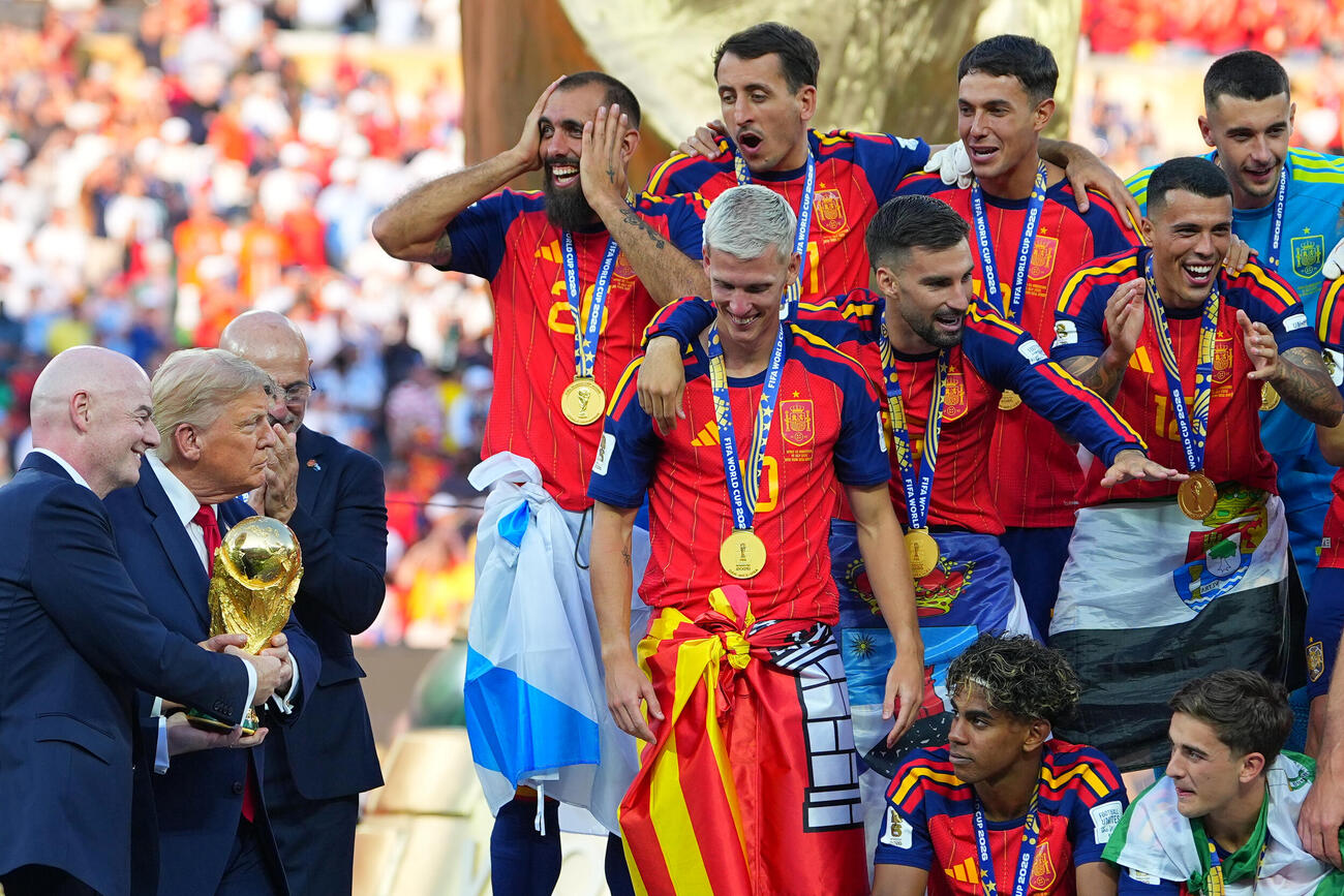 2026年7月19日、W杯の表彰式で、FIFAのインファンティノ会長とトランプ大統領がスペイン代表にトロフィーを運ぶ（AP）