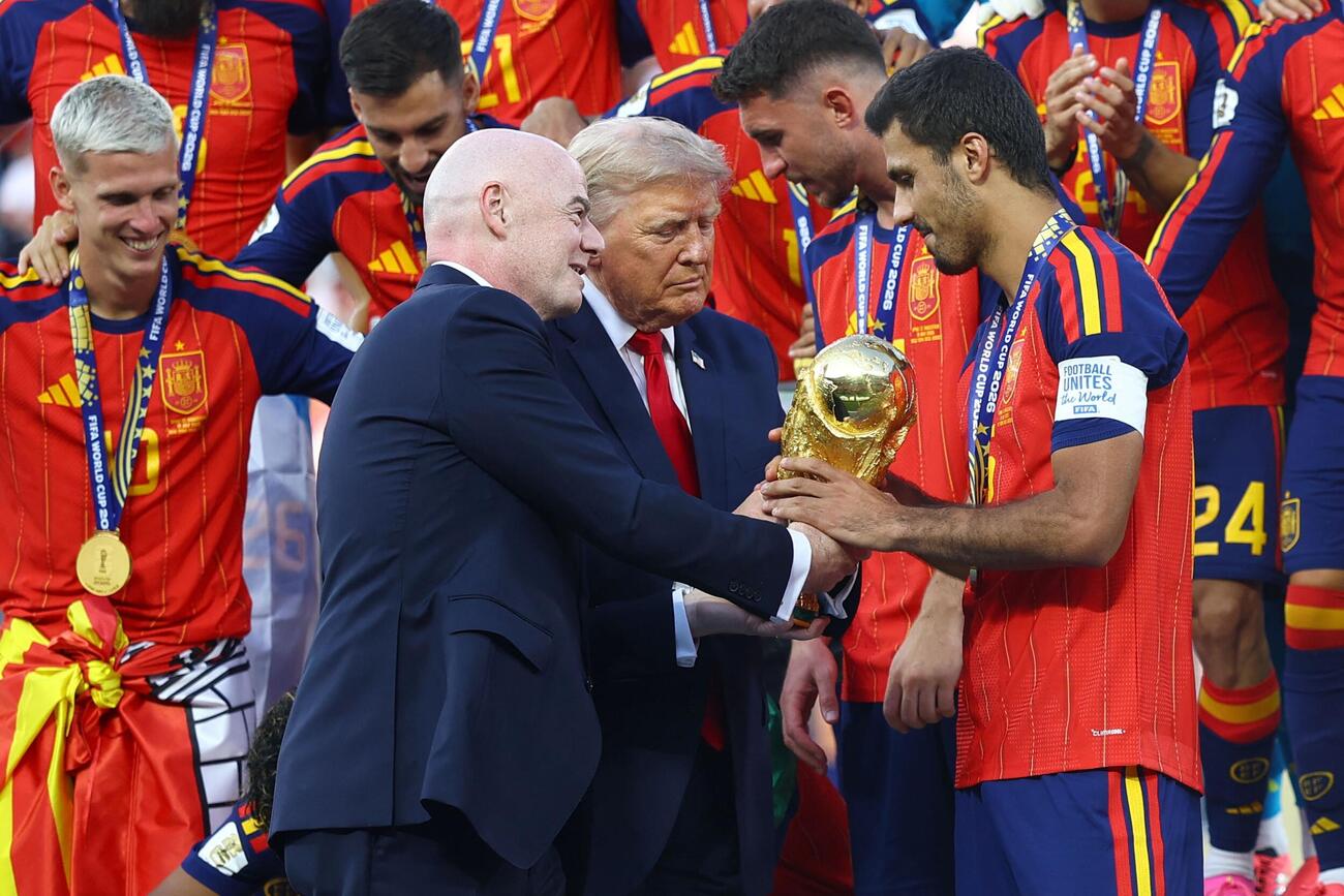 2026年7月19日、トランプ大統領とFIFAのインファンティノ会長がスペインのロドリにワールドカップのトロフィーを手渡す（ロイター）