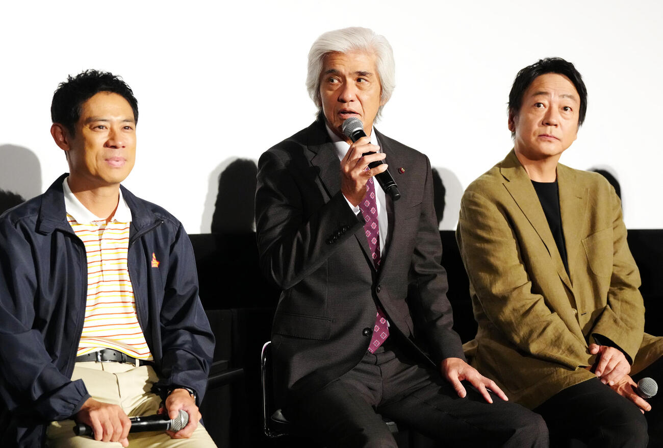 テレビ朝日「大追跡～警視庁SSBC強行犯係～Season2」のキャストトークイベントで登壇する佐藤浩市（中央）。左は伊藤淳史、右は大森南朋（撮影・江口和貴）