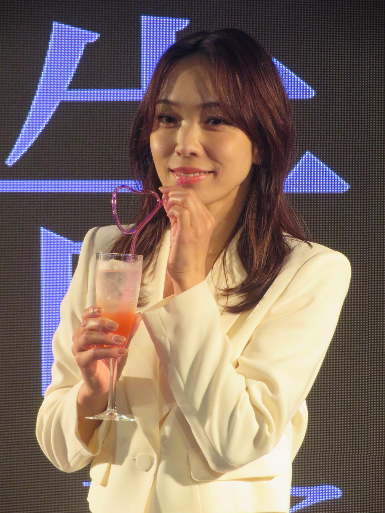 新曲「告白」発表会で自ら考案したオリジナルドリンクを振る舞った杜このみ（撮影・川田和博）