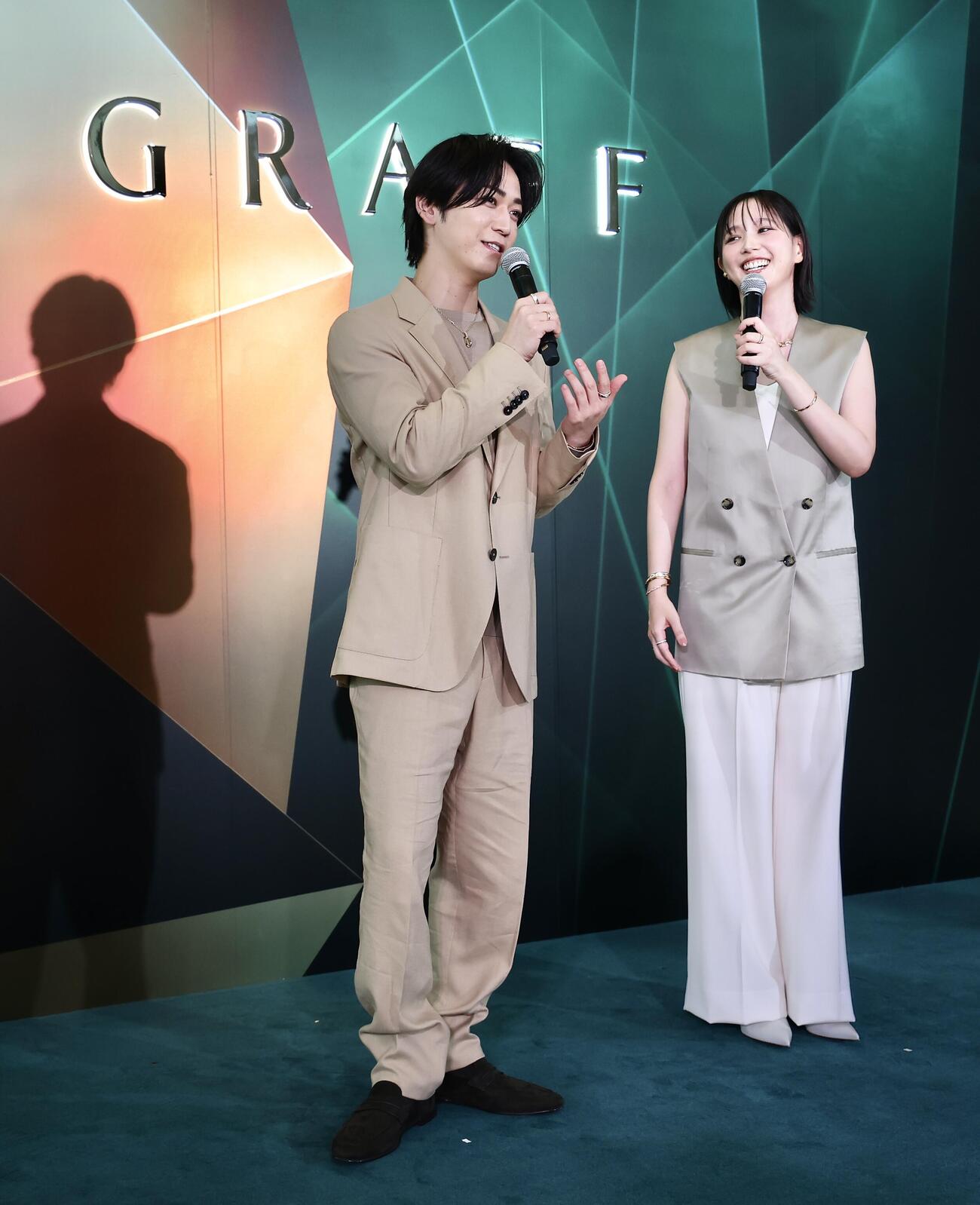 トークで盛り上がる亀梨和也（左）と本田翼（撮影・河田真司）
