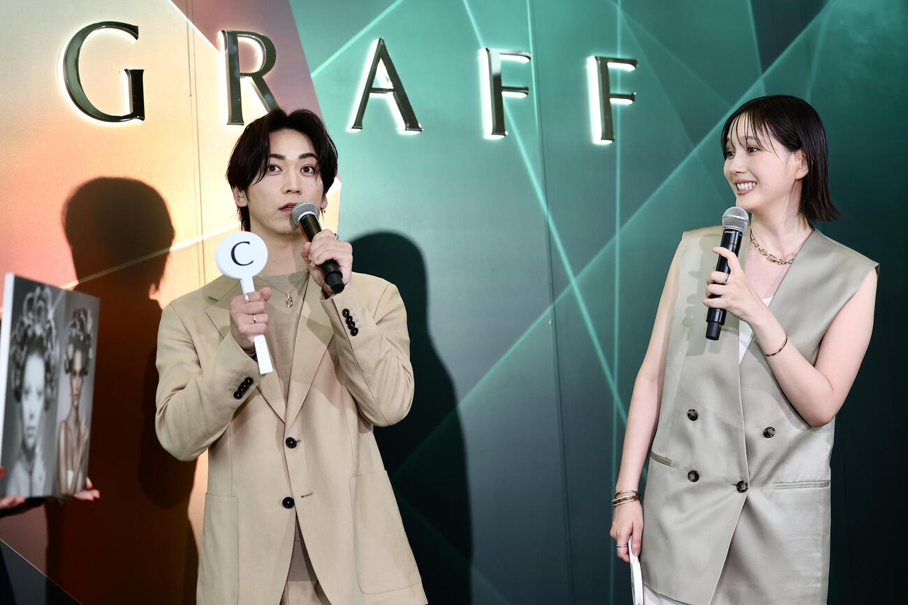 クイズに答える亀梨和也（左）と本田翼（撮影・河田真司）