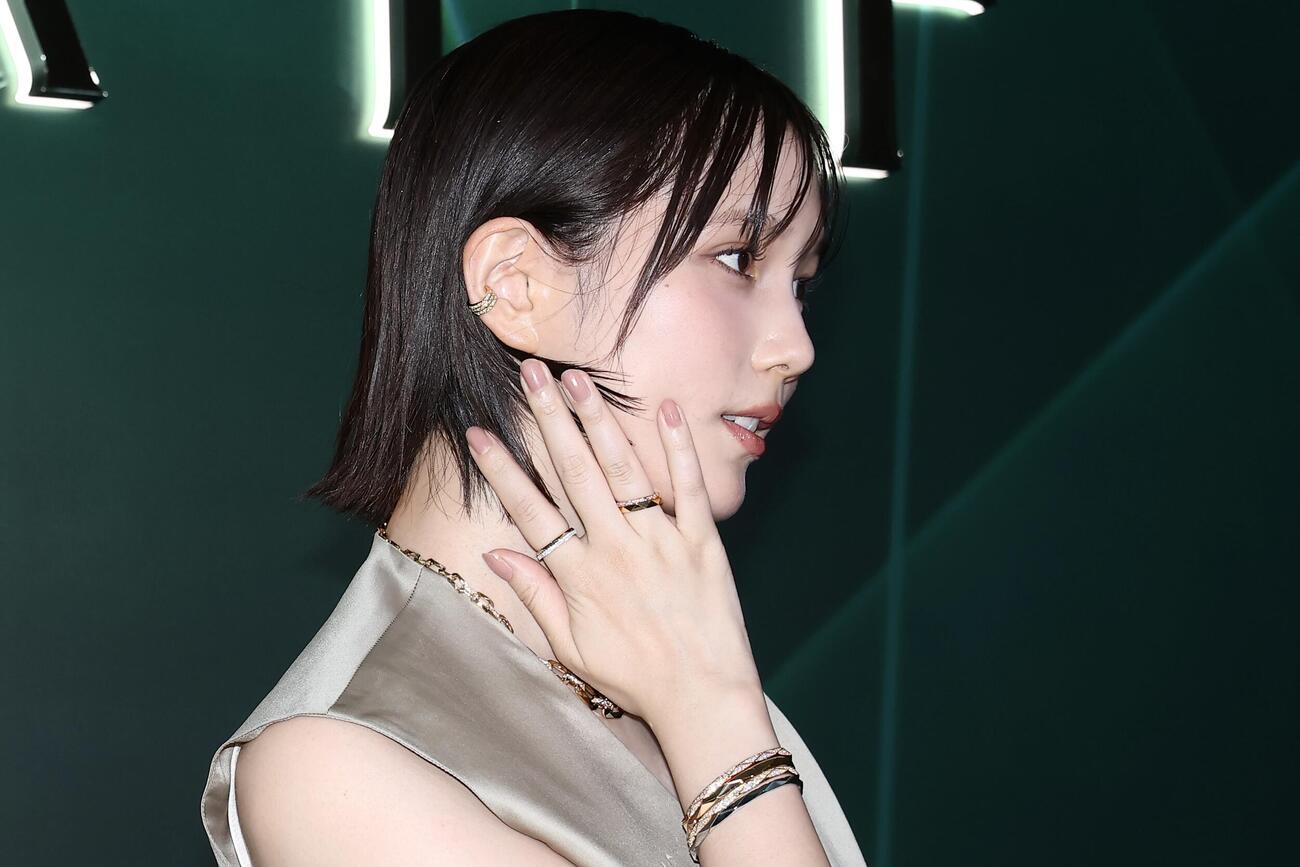 写真に納まる本田翼（撮影・河田真司）