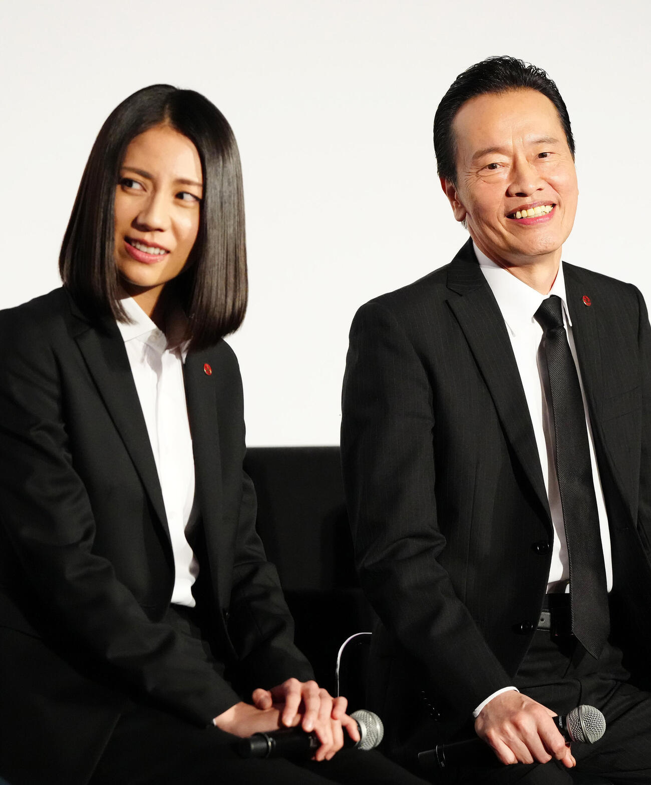 テレビ朝日「大追跡～警視庁SSBC強行犯係～Season2」のキャストトークイベントで登壇する遠藤憲一（右）。左は松下奈緒（撮影・江口和貴）