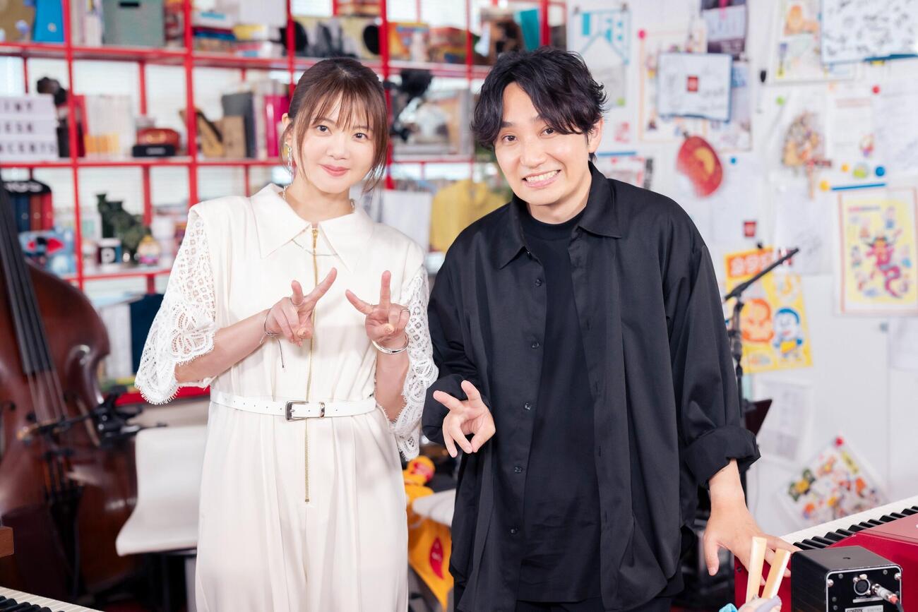 NHK「tiny desk concerts JAPAN　いきものがかり」に出演した、いきものがかりの吉岡聖恵と水野良樹