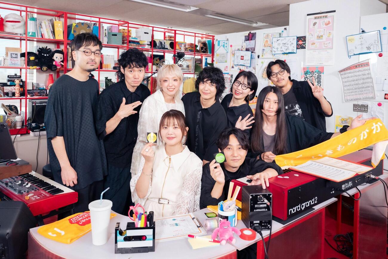 NHK「tiny desk concerts JAPAN　いきものがかり」に出演した、前方中央から、いきものがかりの吉岡聖恵と水野良樹