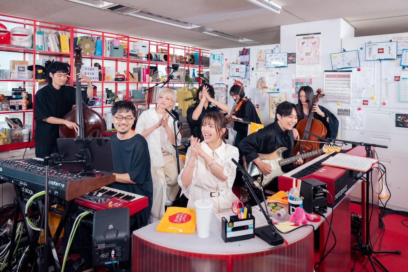 NHK「tiny desk concerts JAPAN　いきものがかり」に出演した、前方中央から、いきものがかりの吉岡聖恵と水野良樹
