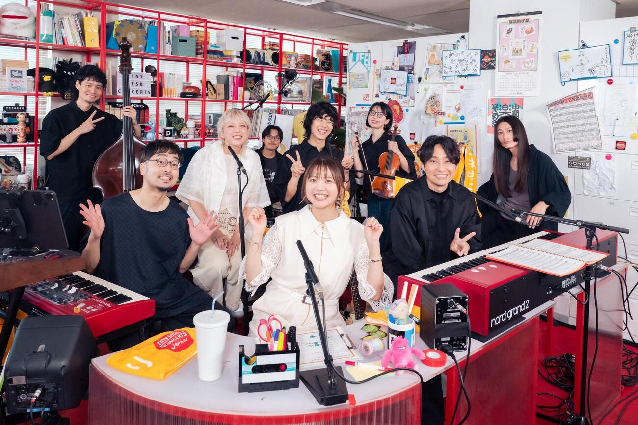 NHK「tiny desk concerts JAPAN　いきものがかり」に出演した、前方中央から、いきものがかりの吉岡聖恵と水野良樹