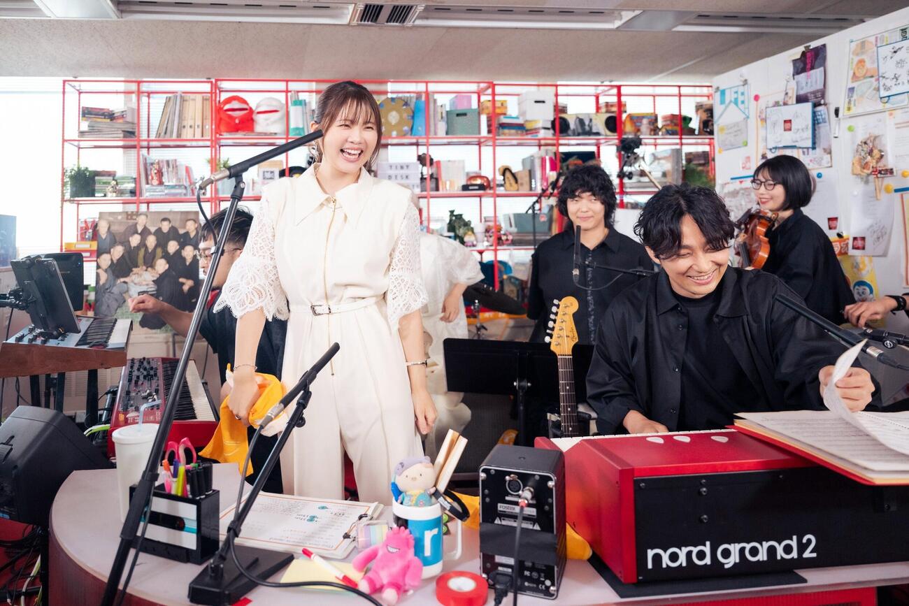 NHK「tiny desk concerts JAPAN　いきものがかり」に出演した、いきものがかりの吉岡聖恵と水野良樹