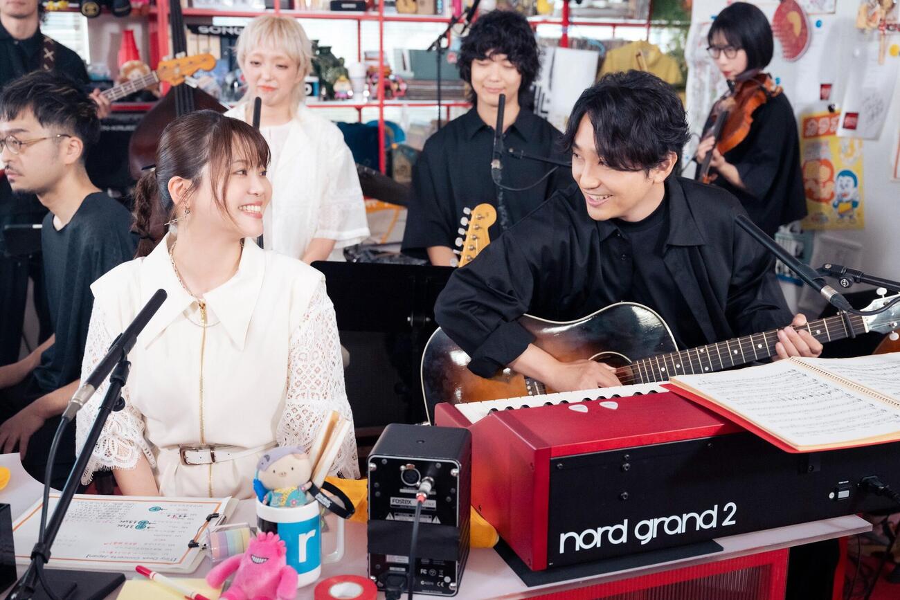 NHK「tiny desk concerts JAPAN　いきものがかり」に出演した、いきものがかりの吉岡聖恵と水野良樹