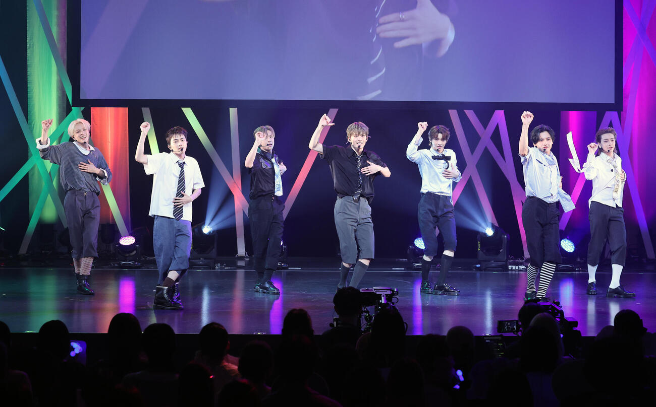 華麗なパフォーマンスを見せるaoen、左から優樹、礼央、琉楓、京助、輝、雅久、颯太、（撮影・鈴木正人）