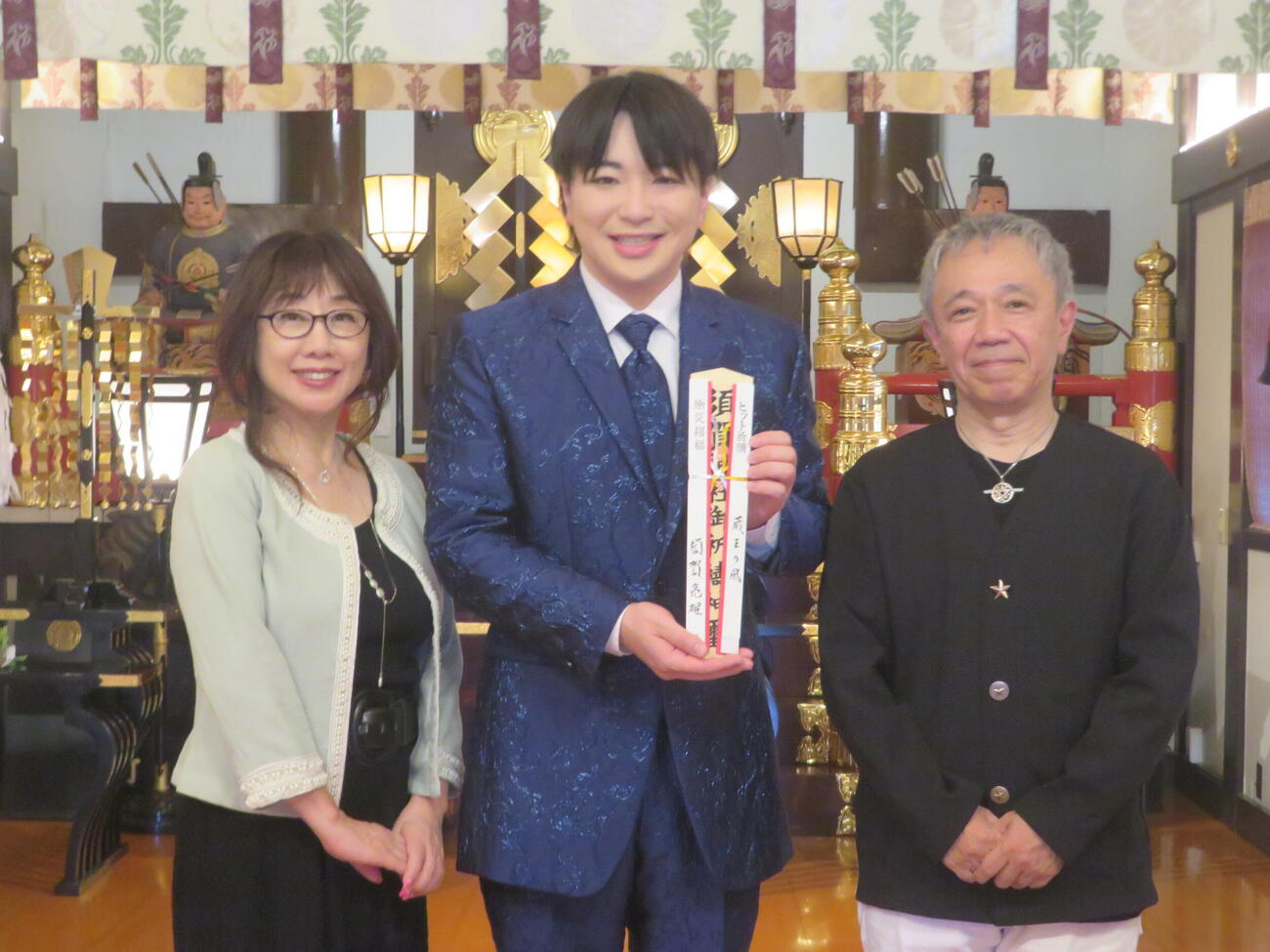 新曲「蔵王の風」ヒット祈願を行った、左から作詞家の田久保真美氏、須賀亮雄、作曲家の南乃星太氏（撮影・川田和博）
