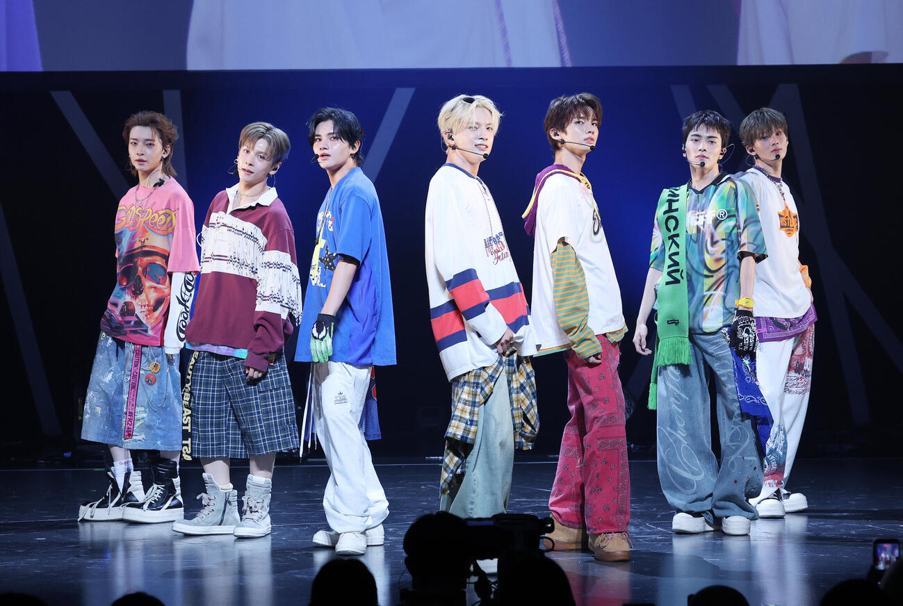 華麗なパフォーマンスを見せるaoen、左から颯太、琉楓、雅久、優樹、輝、礼央、京助（撮影・鈴木正人）