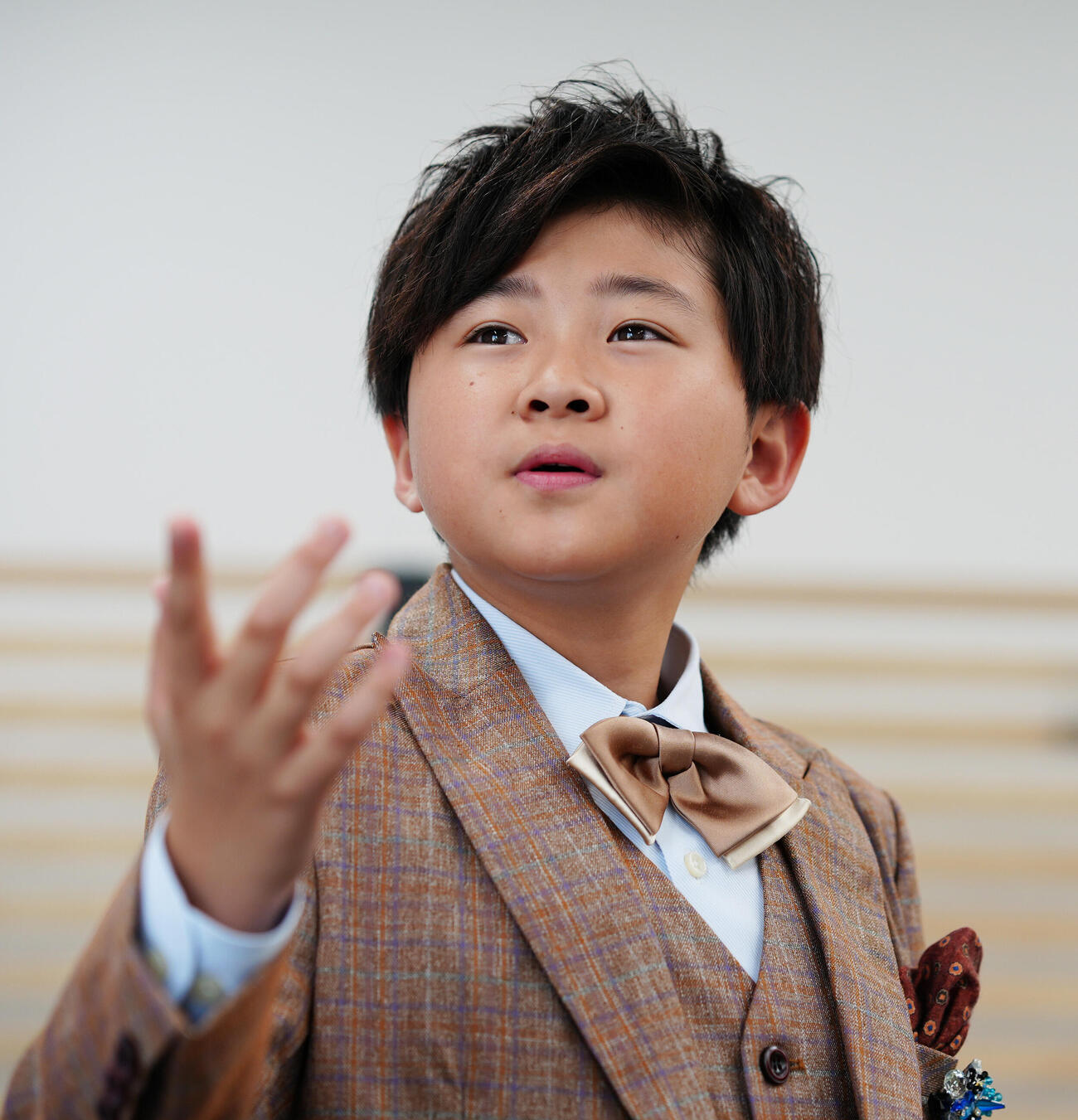 秋元康氏プロデュースで演歌歌手デビューの西山琳久が来社しPRする（撮影・清水貴仁）