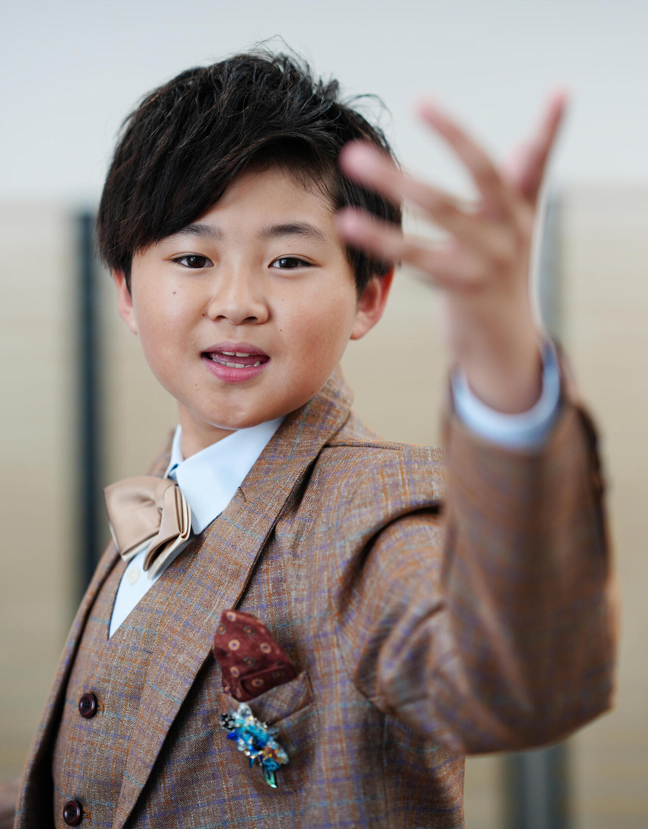 秋元康氏プロデュースで演歌歌手デビューの西山琳久が来社しPRする（撮影・清水貴仁）