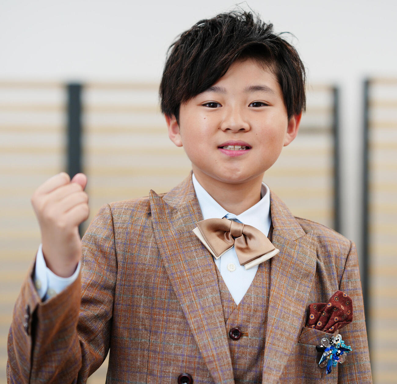 秋元康氏プロデュースで演歌歌手デビューの西山琳久が来社しPRする（撮影・清水貴仁）