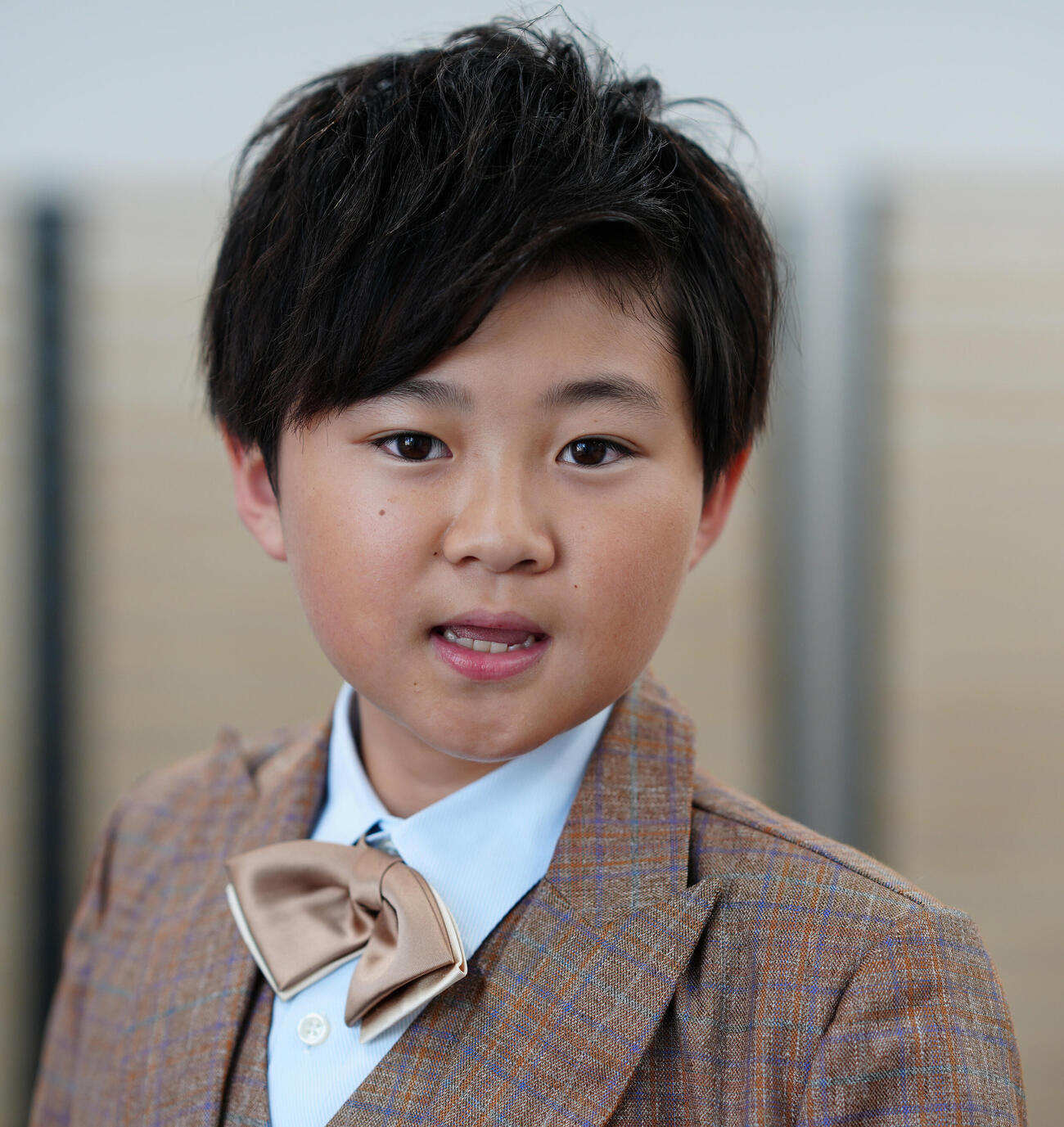 秋元康氏プロデュースで演歌歌手デビューの西山琳久が来社しPRする（撮影・清水貴仁）