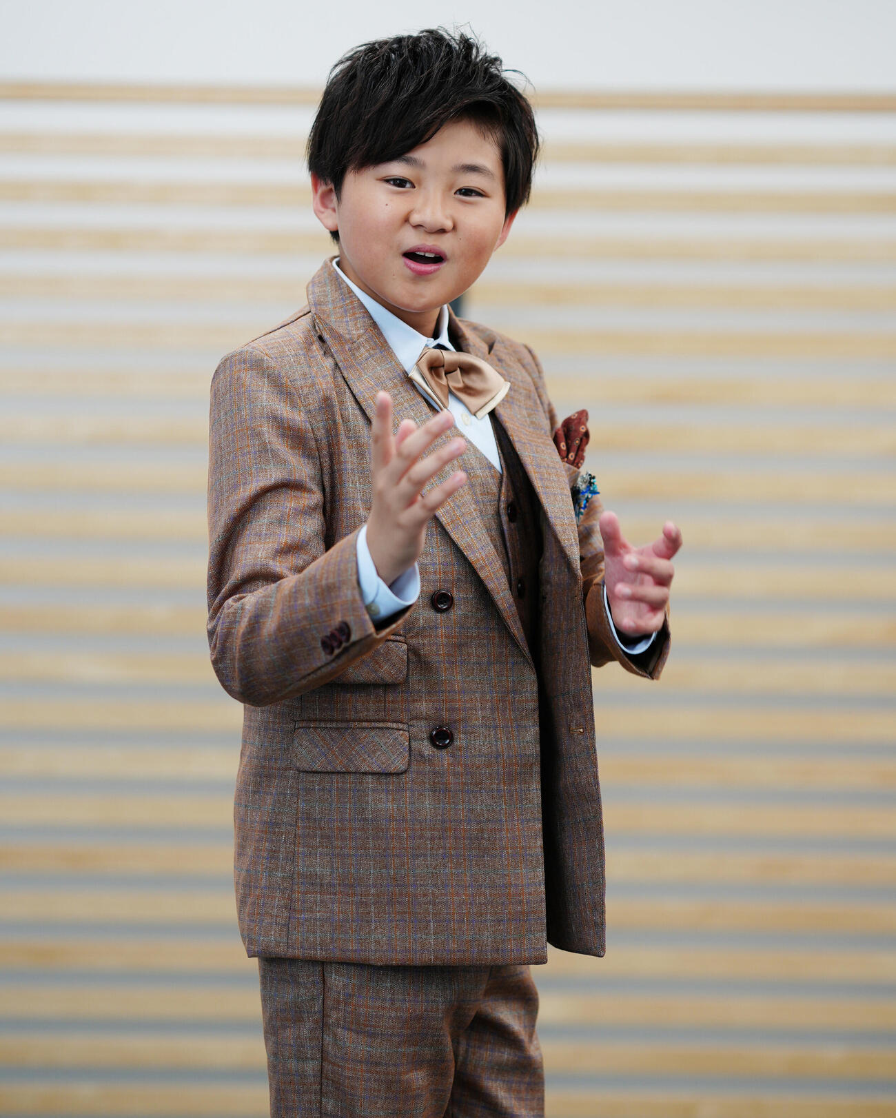 秋元康氏プロデュースで演歌歌手デビューの西山琳久が来社しPRする（撮影・清水貴仁）