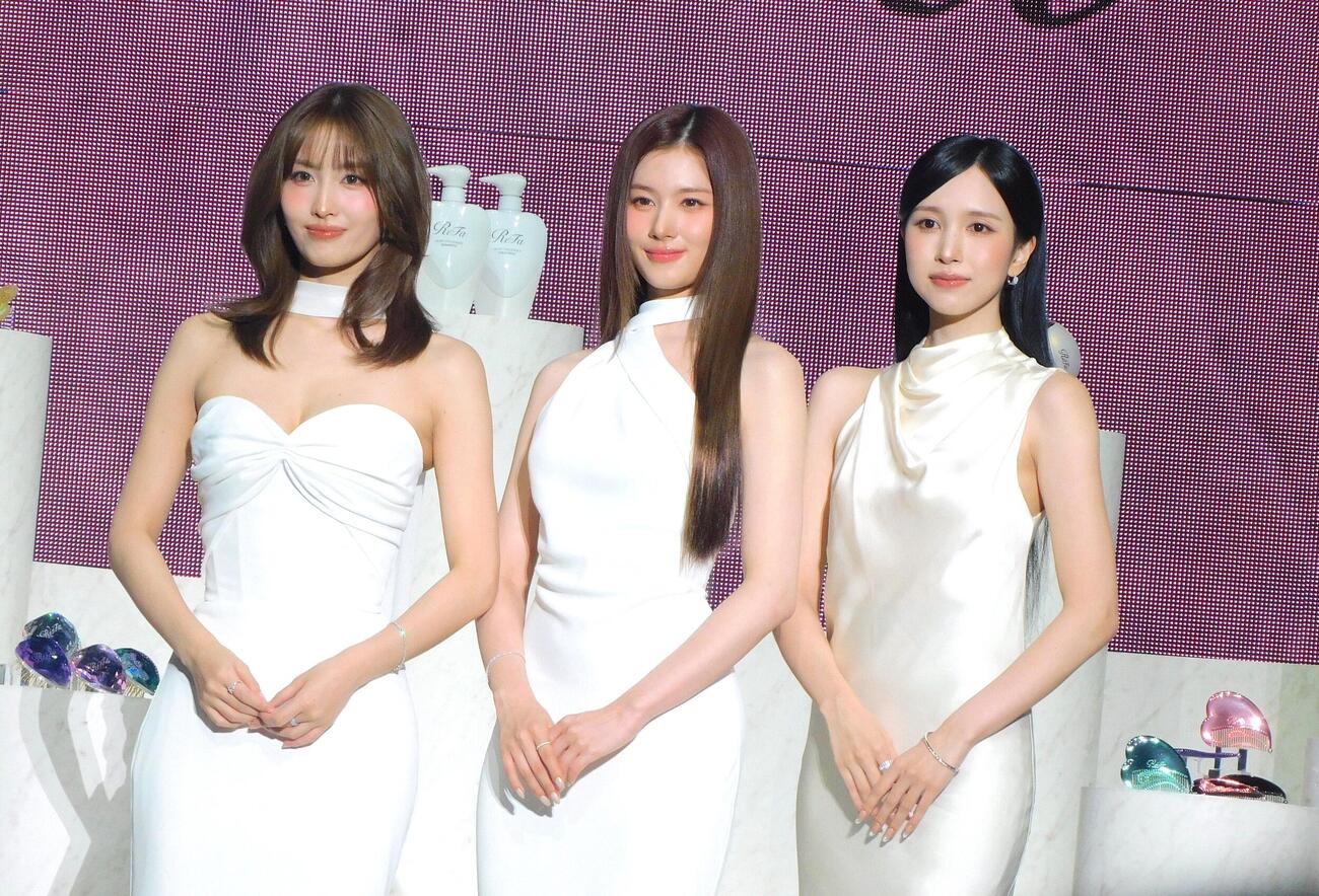 「ReFa新製品＆ブランドビジョン発表会」に登壇したMISAMO、左からMOMO、SANA、MINA