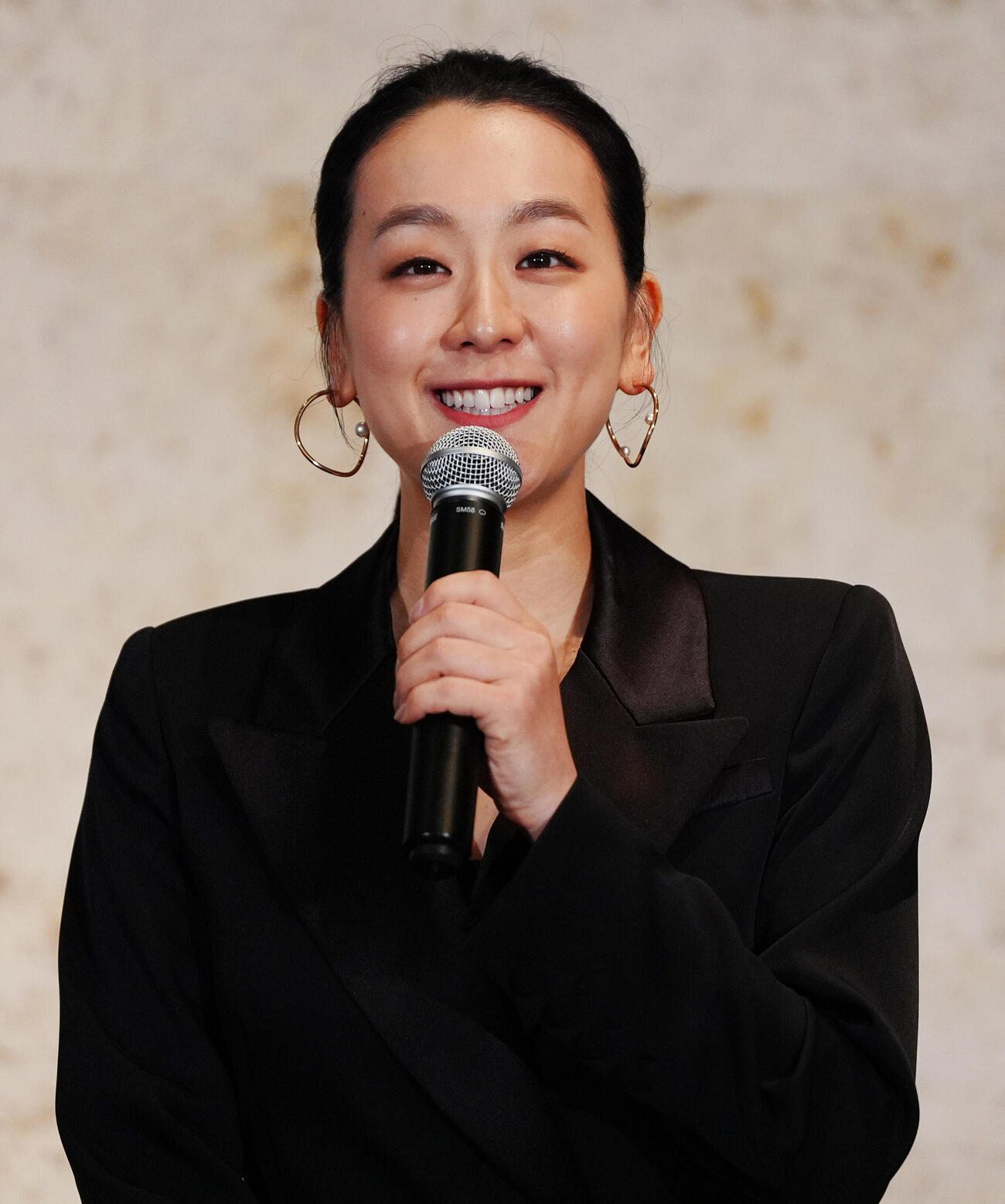 記者の質問に答える浅田真央（撮影・清水貴仁）