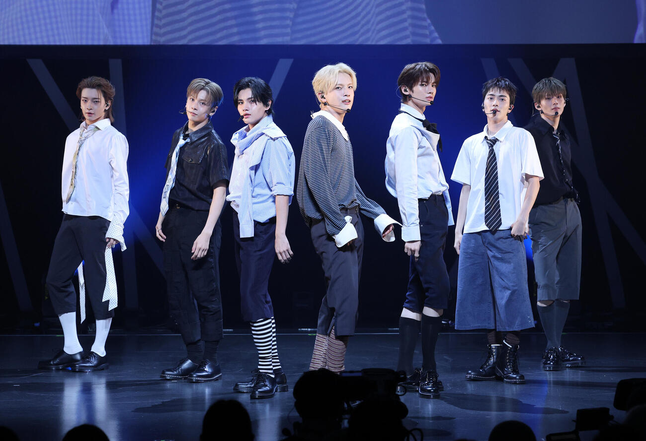 華麗なパフォーマンスを見せるaoen、左から颯太、琉楓、雅久、優樹、輝、礼央、京助（撮影・鈴木正人）