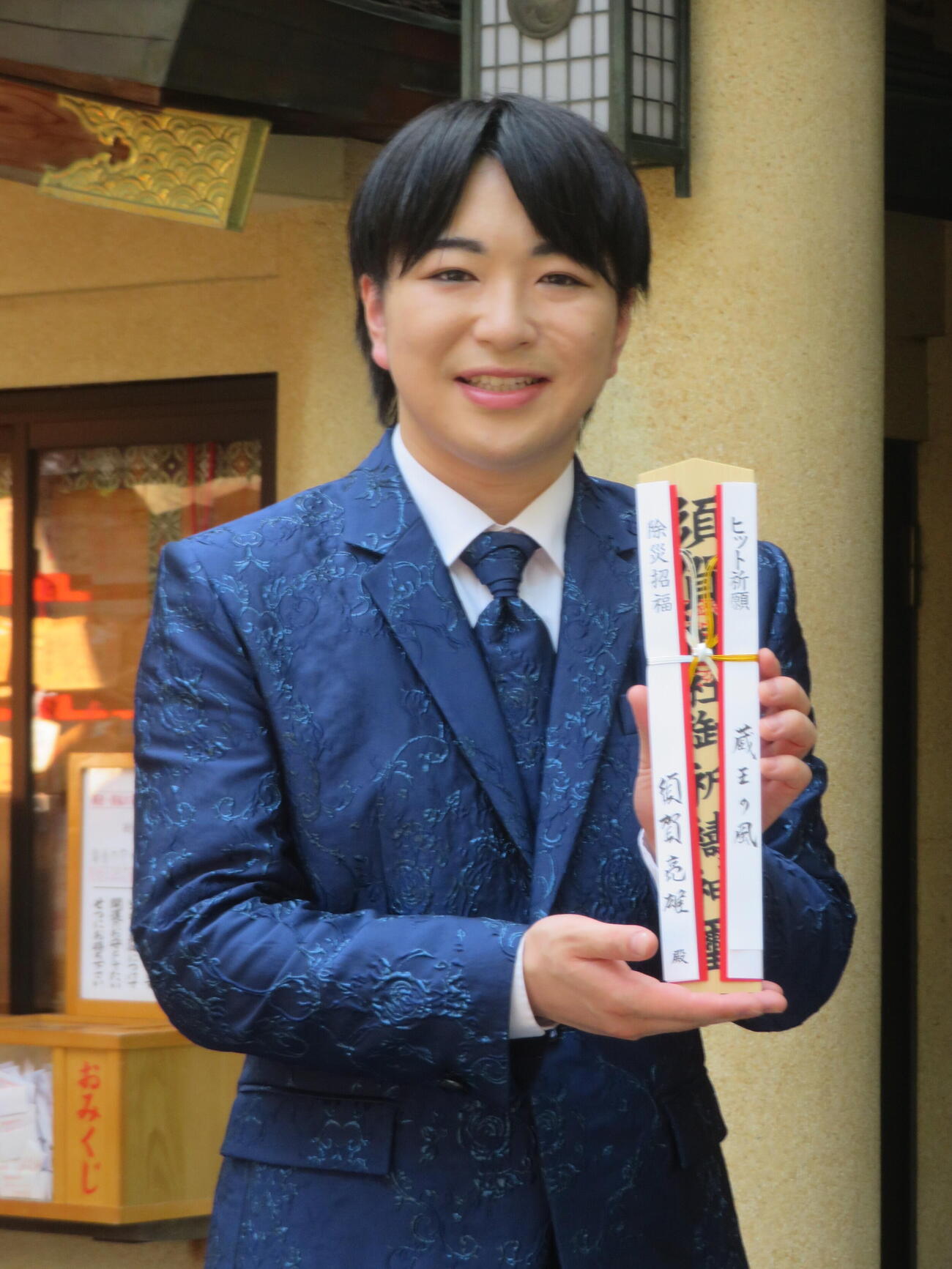 新曲「蔵王の風」ヒット祈願を行った須賀亮雄（撮影・川田和博）