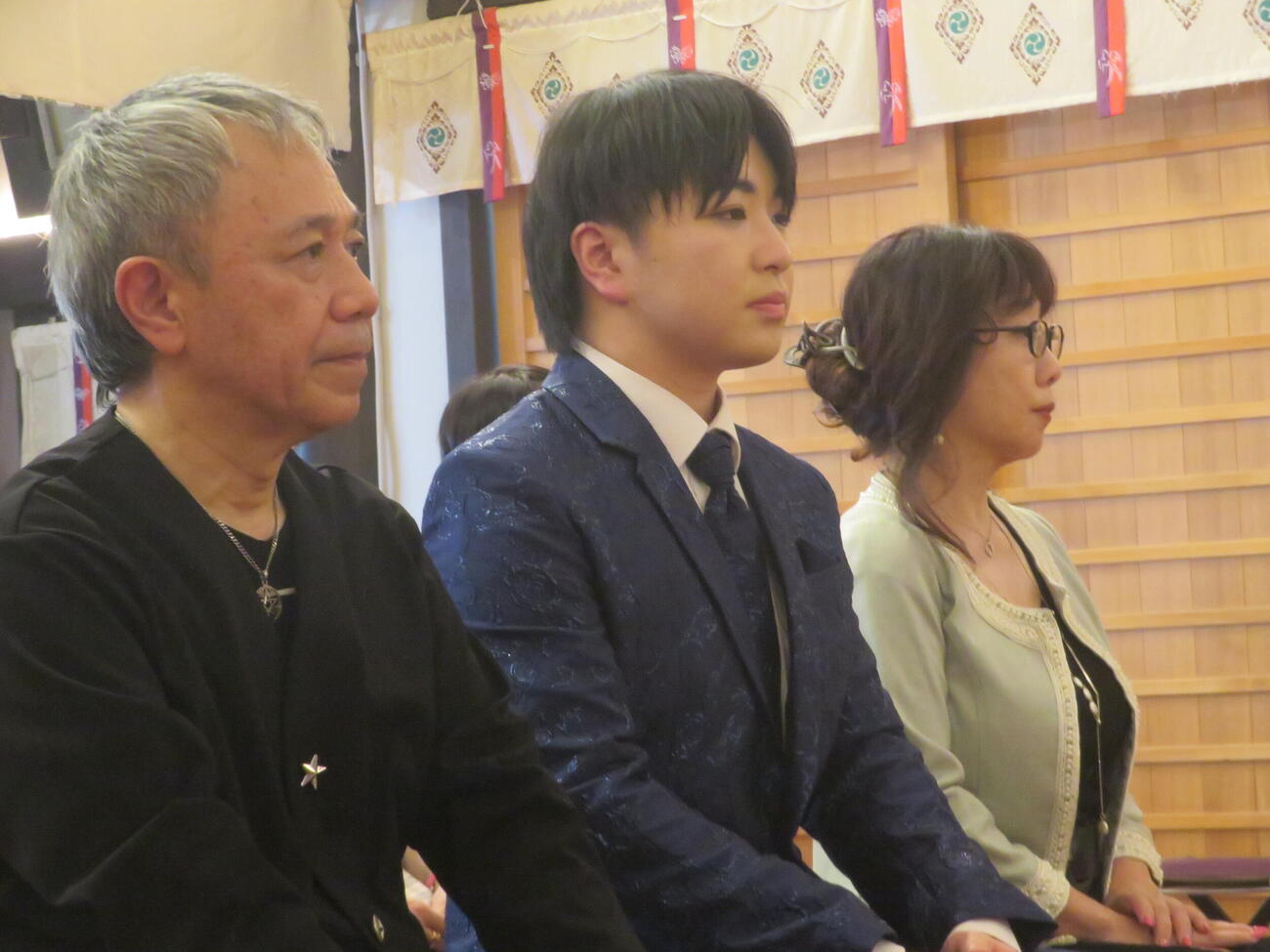 新曲「蔵王の風」ヒット祈願を行った須賀亮雄（中央）（撮影・川田和博）