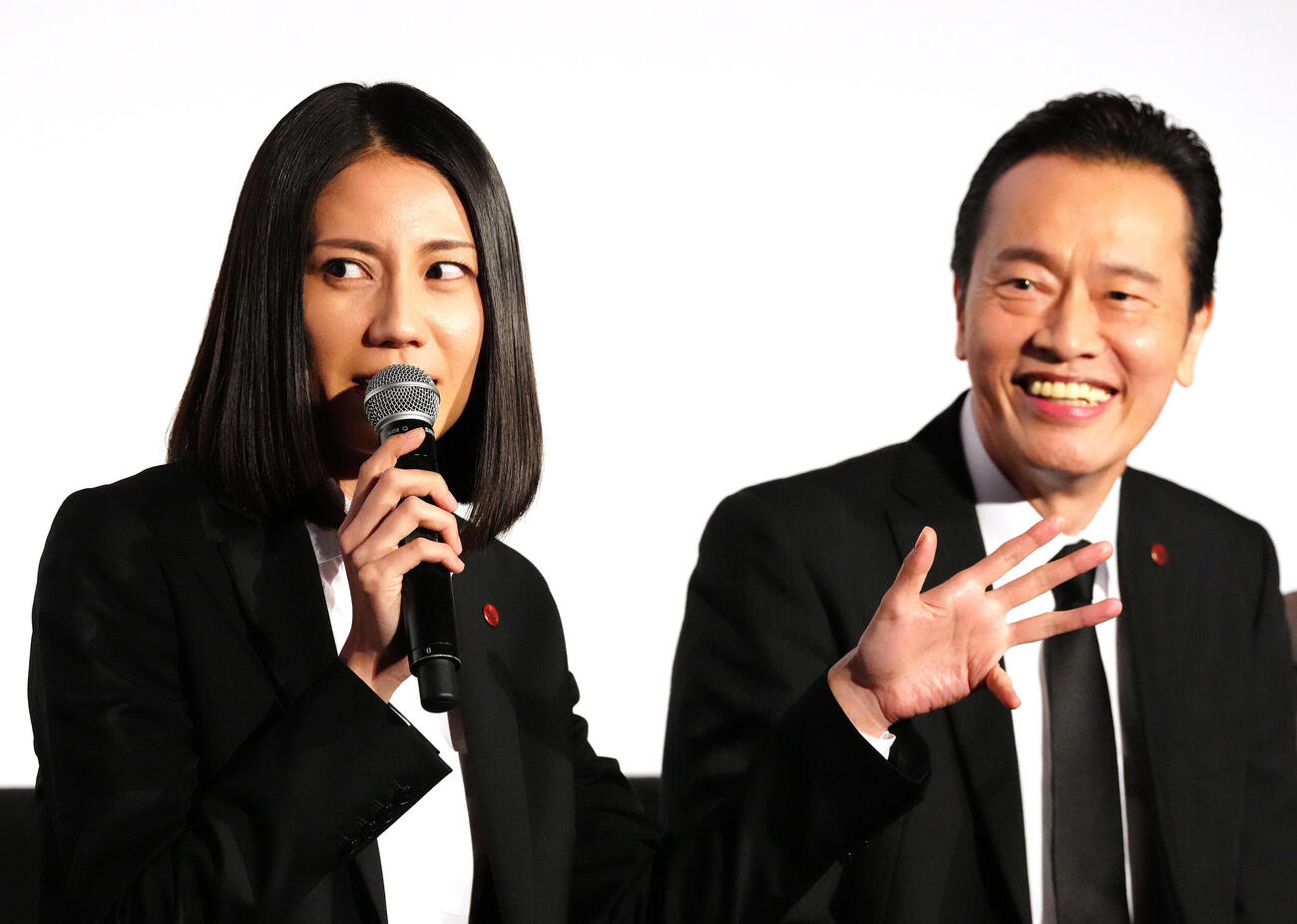 テレビ朝日「大追跡～警視庁SSBC強行犯係～Season2」のキャストトークイベントで登壇する松下奈緒（左）。右は遠藤憲一（撮影・江口和貴）