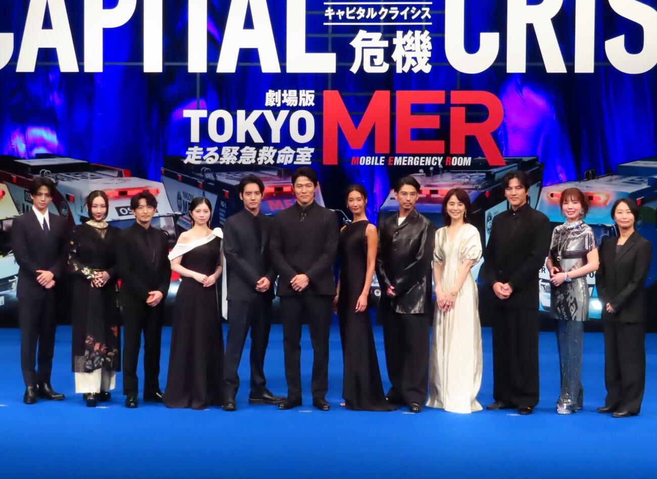 「劇場版TOKYO MER～走る緊急救命室～CAPITAL CRISIS」完成披露舞台あいさつに登壇した、左から岩瀬洋志、ファーストサマーウイカ、津田健次郎、桜田ひより、赤楚衛二、鈴木亮平、菜々緒、賀来賢人、石田ゆり子、要潤、仲里依紗、松木彩監督