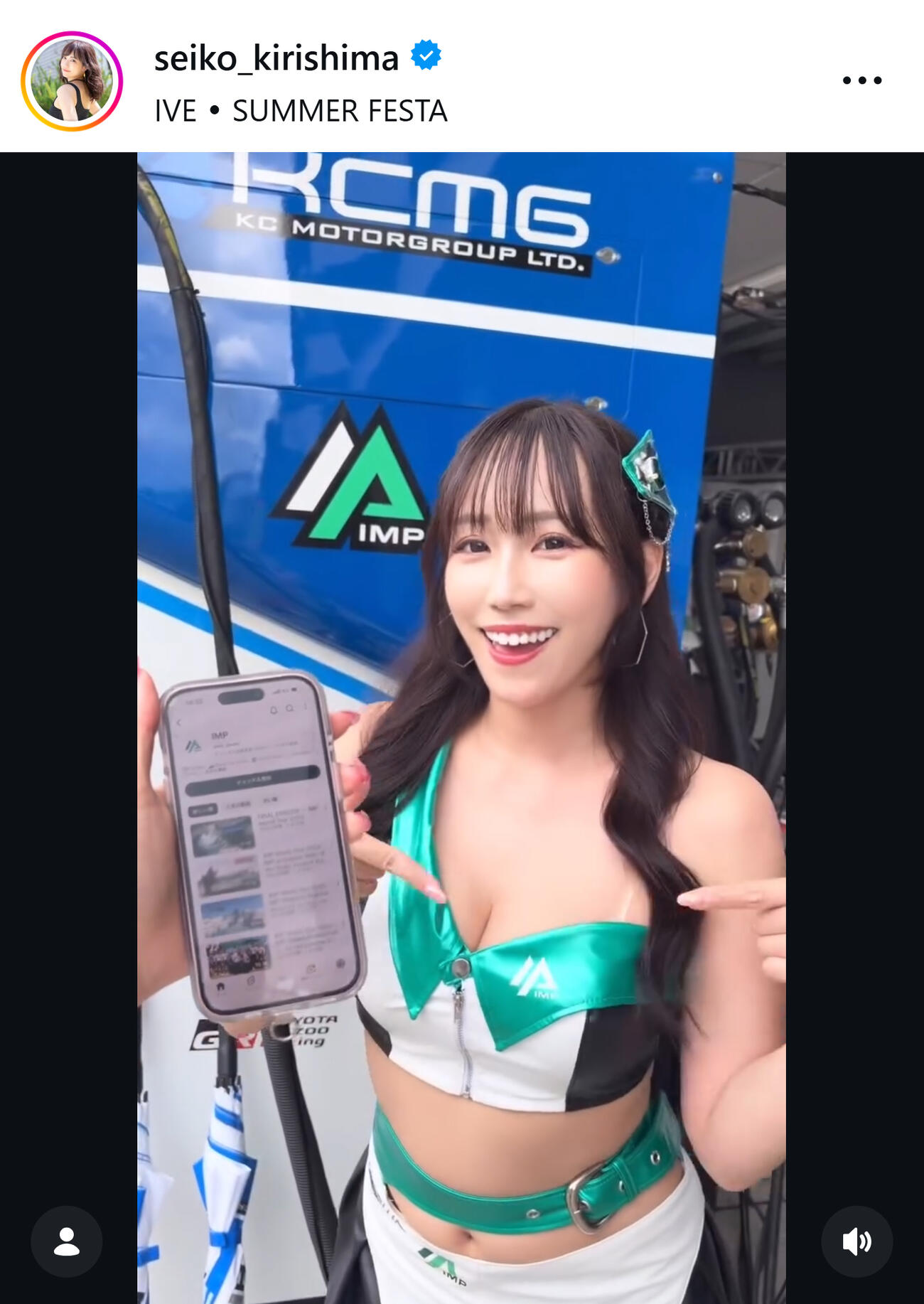 胸のロゴを指差す霧島聖子（霧島聖子のインスタグラムから）