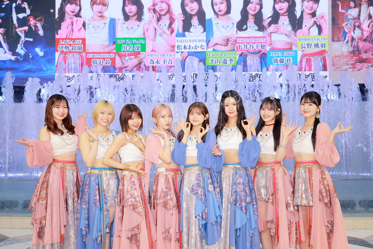 最新シングル「BaBaBa Burning Love！／愛が愛のままでいられますように」発売記念イベントを行ったアンジュルム。左から、伊勢鈴蘭、橋迫鈴、川名凜、為永幸音、松本わかな、下井谷幸穂、後藤花、長野桃羽