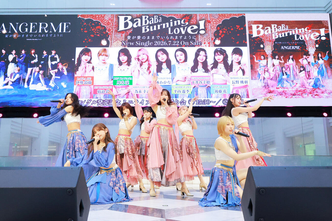 最新シングル「BaBaBa Burning Love！／愛が愛のままでいられますように」発売記念イベントを行ったアンジュルム
