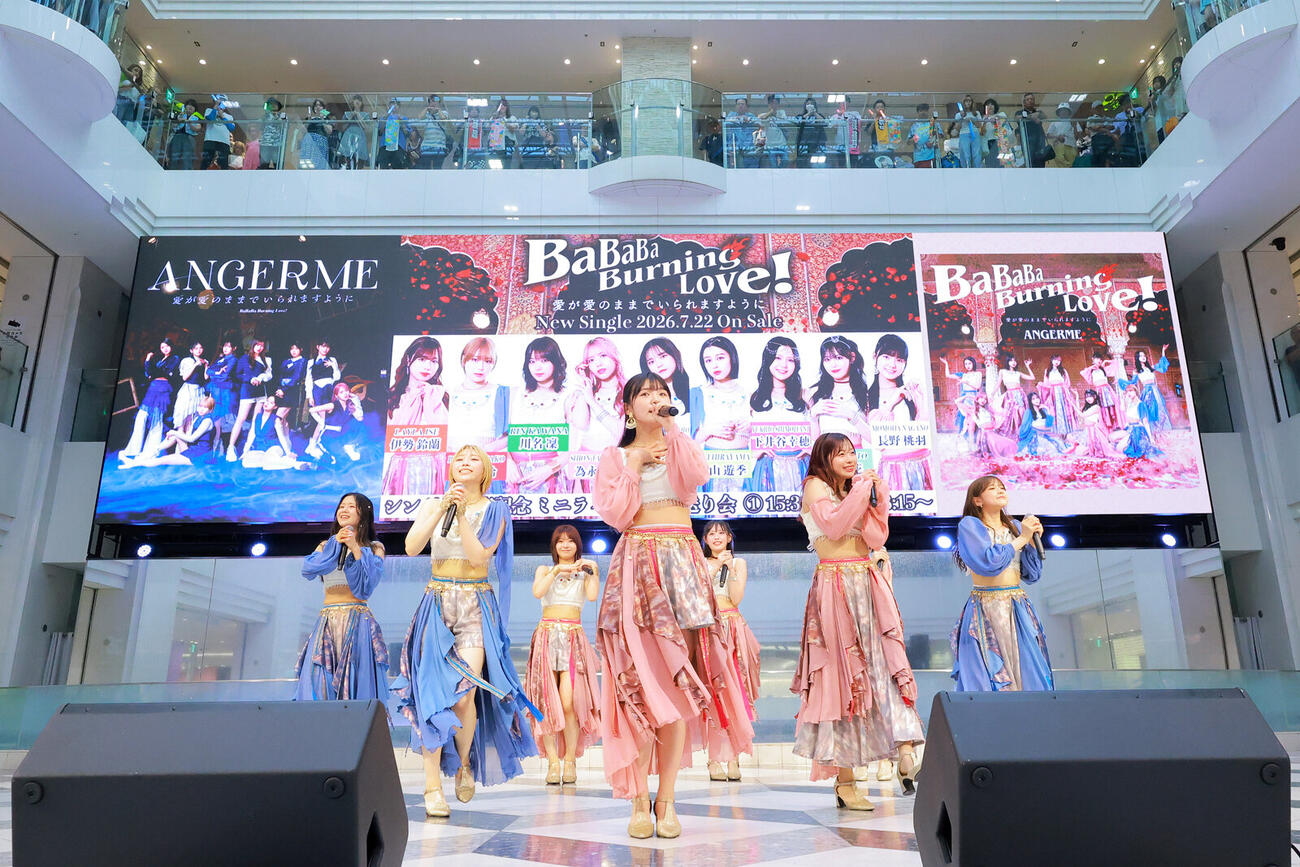 最新シングル「BaBaBa Burning Love！／愛が愛のままでいられますように」発売記念イベントを行ったアンジュルム