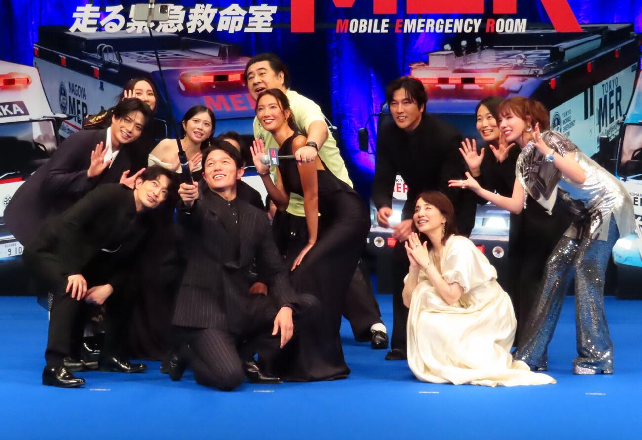 「劇場版TOKYO MER～走る緊急救命室～CAPITAL CRISIS」完成披露舞台あいさつに登壇した鈴木亮平（前列左から2人目）らキャスト陣