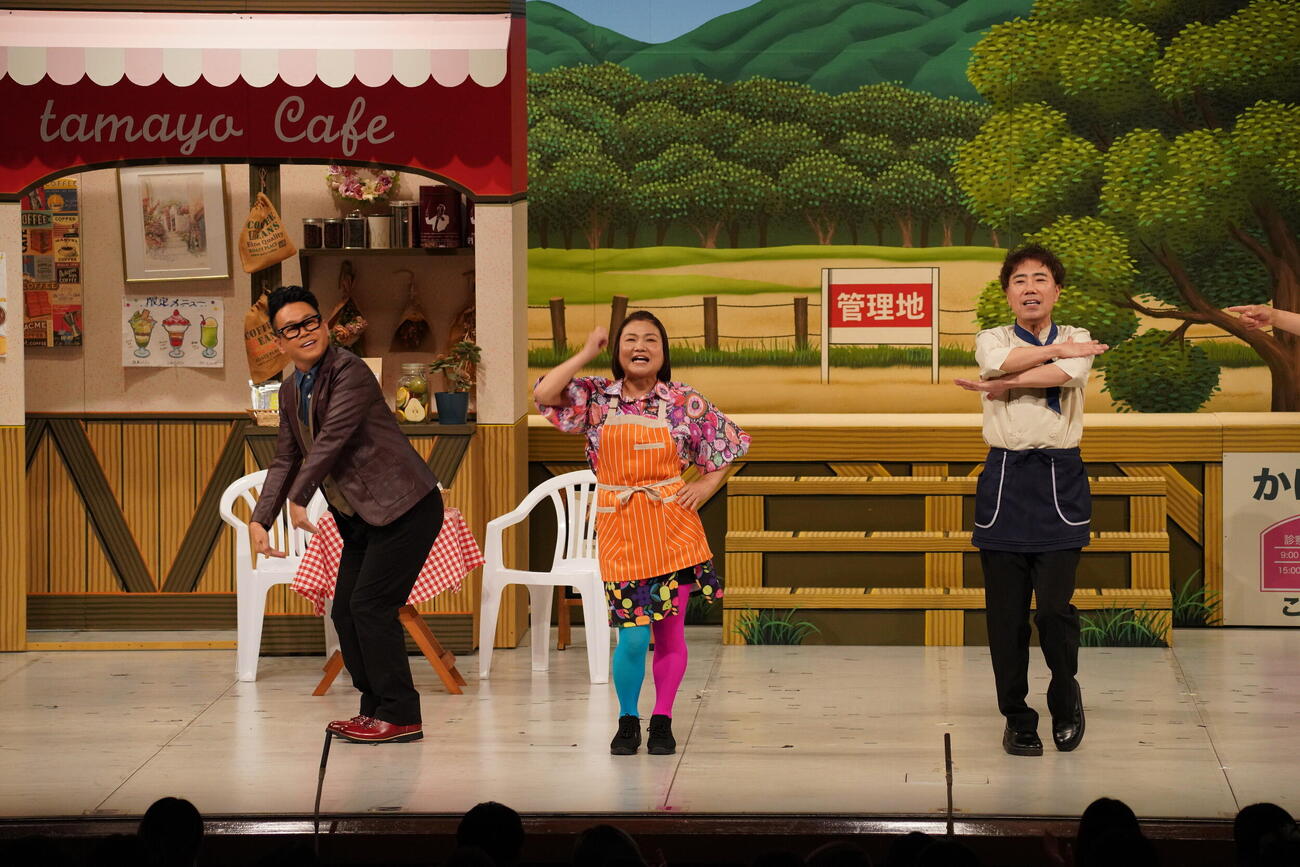 吉本新喜劇特別公演「リトル・ツインズ」に出演した、左から、宮川大輔、島田珠代、藤井隆