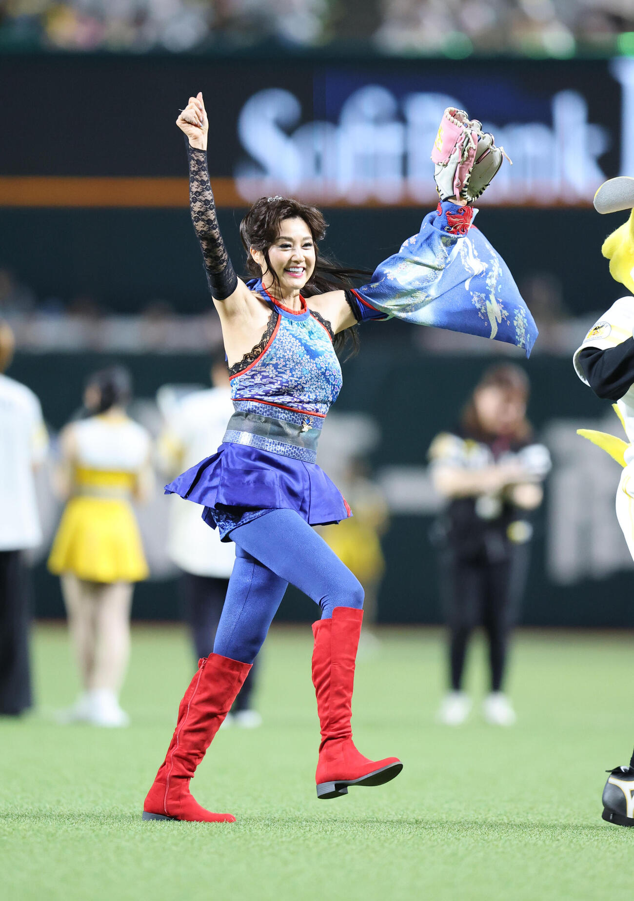 セレモニアルピッチで見事な投球を見せた藤原紀香（撮影・梅根麻紀）
