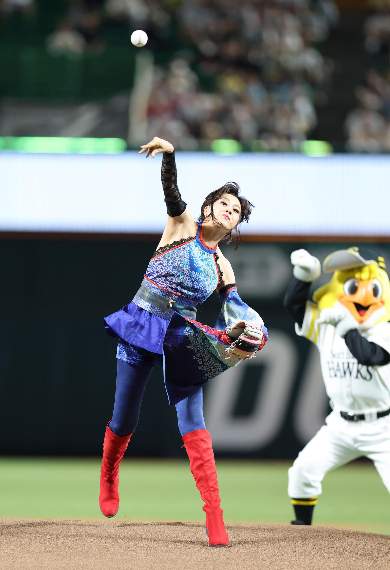 セレモニアルピッチで見事な投球を見せた藤原紀香（撮影・梅根麻紀）