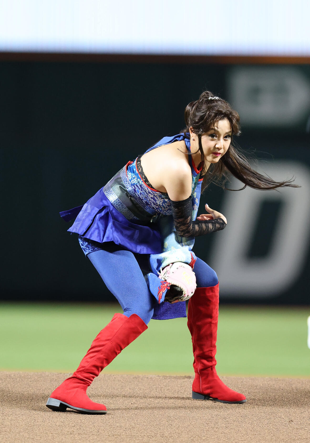 セレモニアルピッチで見事な投球を見せた藤原紀香（撮影・梅根麻紀）