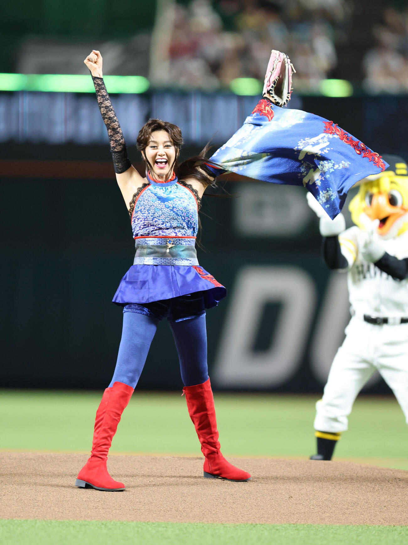 セレモニアルピッチで見事な投球を見せた藤原紀香（撮影・梅根麻紀）