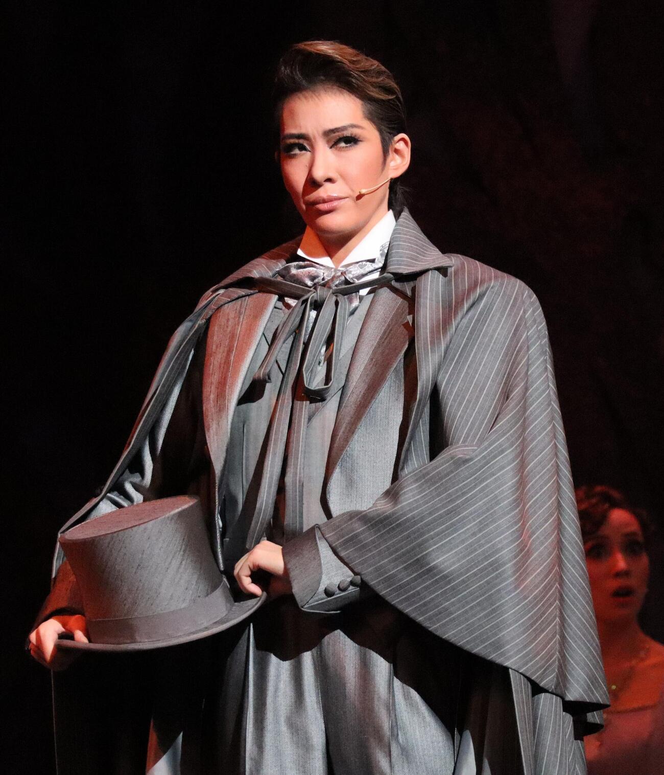 宝塚歌劇団花組の全国ツアー公演「マジシャンの憂鬱」でシャンドールを演じるトップ永久輝せあ