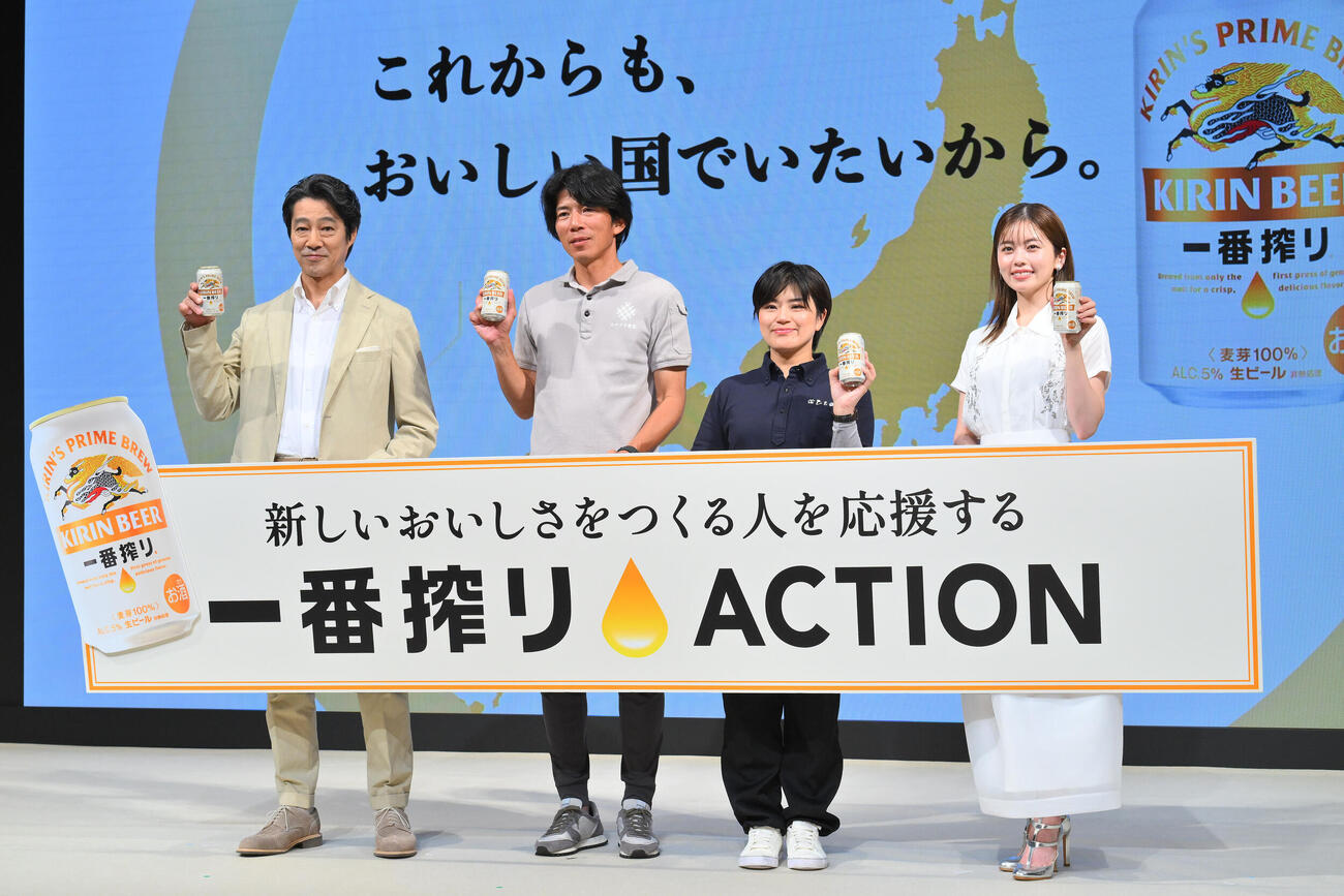 「一番搾りACTION」発表会で記念撮影する堤真一（左）と小芝風花（左から4人目）ら（撮影・滝沢徹郎）