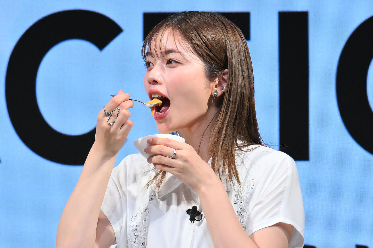 「一番搾りACTION」発表会でうにを試食する小芝風花（撮影・滝沢徹郎）
