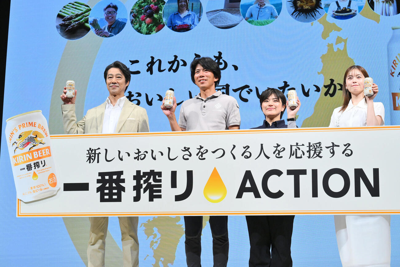 「一番搾りACTION」発表会で記念撮影する堤真一（左）と小芝風花（左から4人目）ら（撮影・滝沢徹郎）