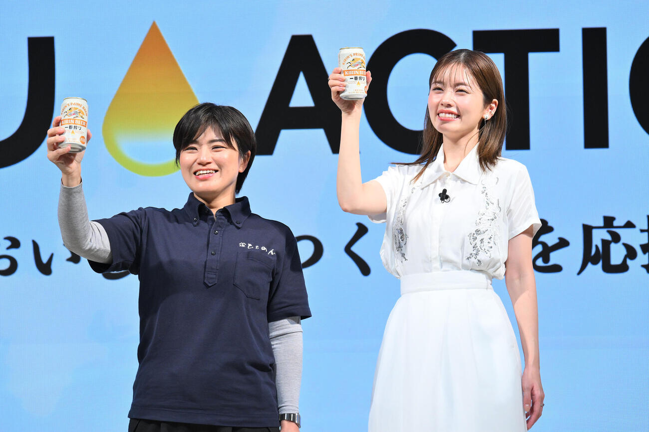 「一番搾りACTION」発表会で乾杯する小芝風花（右）（撮影・滝沢徹郎）