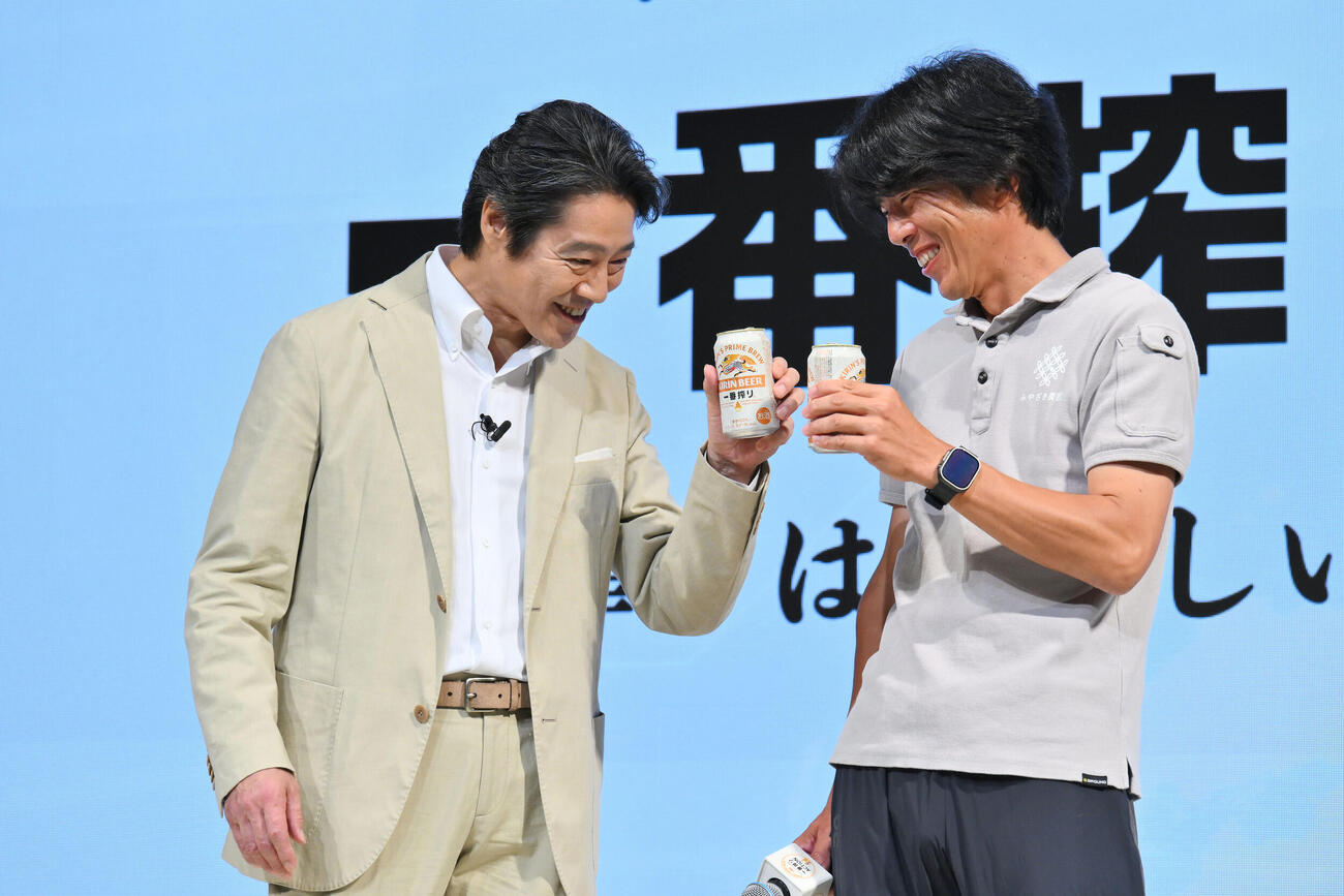 「一番搾りACTION」発表会で乾杯する堤真一（左）（撮影・滝沢徹郎）